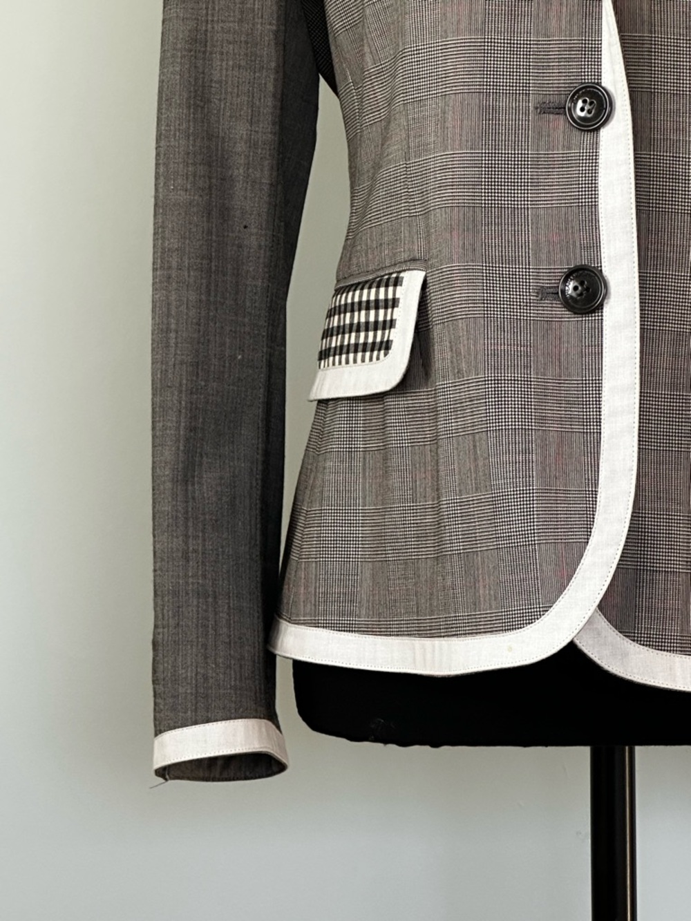 Chic Vintage Moschino Gray Plaid Blazer with White Trim and Gingham Accents - Picture 4 of 15